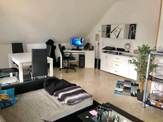 2 Etagen, Einbauk&uuml;che, Balkon, PKW-Stellplatz - was will man mehr ?